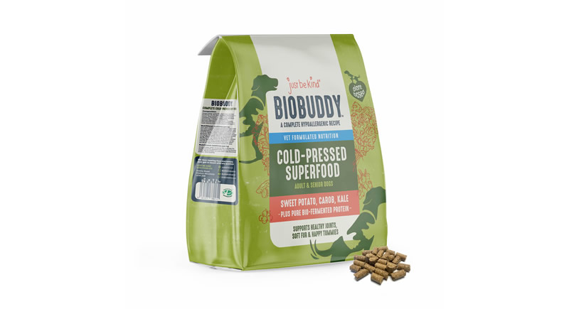 Bernese Mountain Dogs Bruno and Ruby with 5kg bags of premium vegan dog food Solo Vegetal